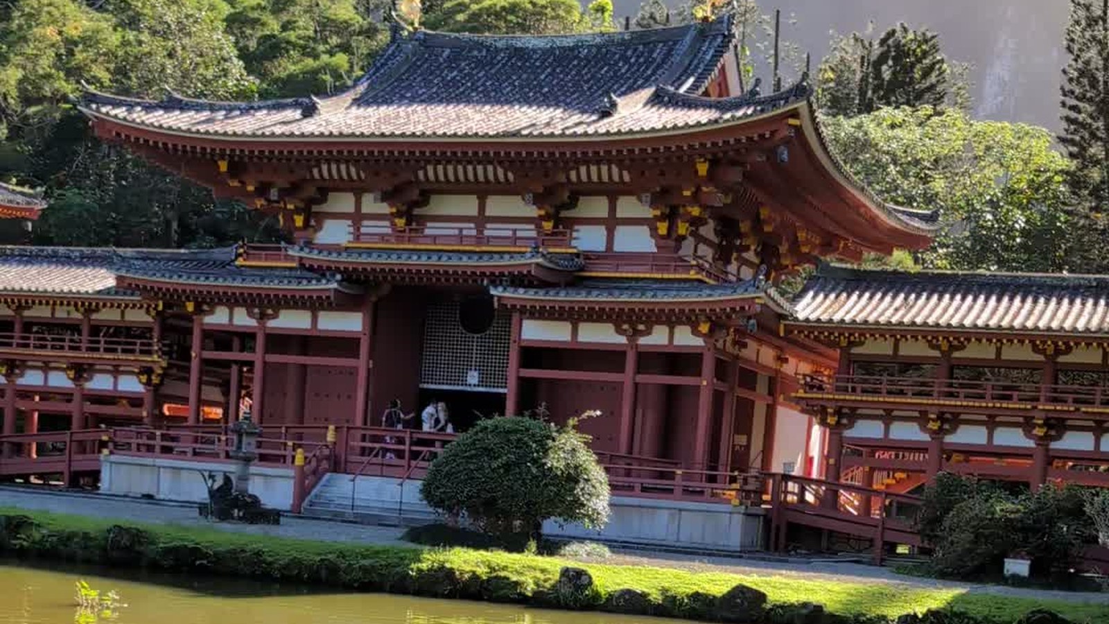 Byodo-In Temple framed by trees with the Koʻolau cliffs behind it