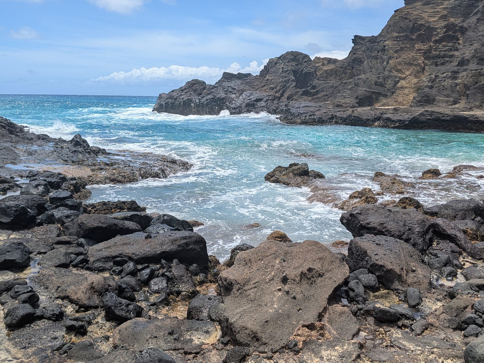 Surf breaking on the rocky Kaiwi coast below the Halona Blowhole lookout, May 2025